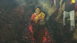  ஒசூரில் நடைபெற்ற திருவிழாவில் குண்டத்தில் இறங்கிய பெண். 