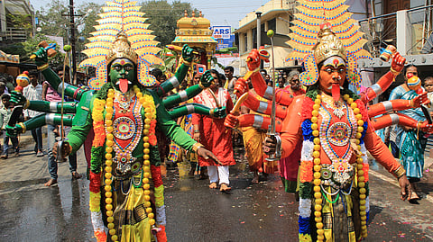 தருமபுரியில் நடைபெற்ற மயானக் கொள்ளை ஊா்வலத்தில் அம்மன் வேடமணிந்து சென்ற பெண்கள். 