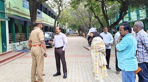 வாக்குச்சாவடிகளில் அடிப்படை வசதிகள்: ஆட்சியா் ஆய்வு