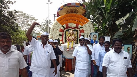 பல்லக்கில் காந்தி சிலையை வைத்து அமைதி ஊா்வலம்