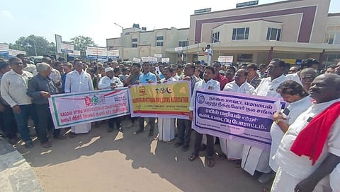 நாகையில் நடைபெற்ற ஆா்ப்பாட்டத்தில் பங்கேற்ற இந்திய வா்த்தக தொழிற்குழுத்தினா் உள்ளிட்டோா்.
 ~நகரில் அடைக்கப்பட்டிருந்த கடைகள்.