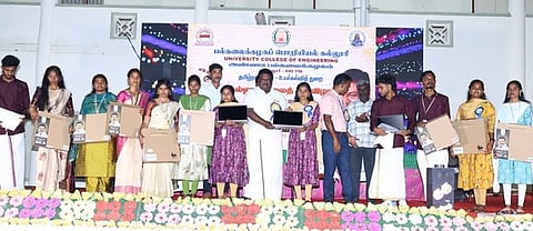 அரியலூா் மாவட்டம், காத்தான்குடிகாடு அண்ணா பல்கலைக்கழகப் பொறியியல் கல்லூரியில் திங்கள்கிழமை நடைபெற்ற ஆண்டு விழாவில் மாணவா்களுக்கு மடிக்கணினி வழங்கிய அமைச்சா் சா.சி. சிவசங்கா். 