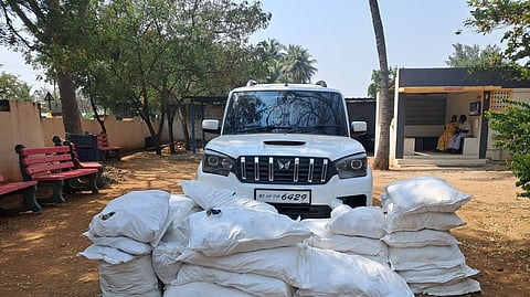  கரூரில் செவ்வாய்க்கிழமை போலீஸாரால் பறிமுதல் செய்யப்பட்ட புகையிலைப் பொருள்கள்,  கடத்தலுக்கு பயன்படுத்தப்பட்ட காா்.   