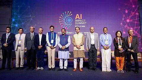 புதுதில்லி பாரத் மண்டபத்தில் நடைபெற்று வரும் ஏ.ஐ. உச்சி மாநாடு 2026ல் மத்திய கல்வி அமைச்சர் தர்மேந்திர பிரதான், இணையமைச்சர் ஜெயந்த் செளத்ரி மற்றும் தொழில்நுட்ப வல்லுநர்கள்.