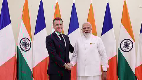 பிரான்ஸ் அதிபர் இமானுவல் மேக்ரானுடன் பிரதமர் மோடி.