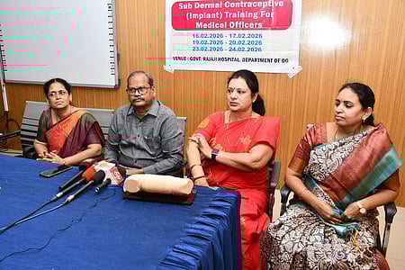  ஙஈமஎஏ: மதுரை அரசு ராஜாஜி மருத்துவமனையில் செவ்வாய்க்கிழமை நடைபெற்ற புதிய கருத்தடை சாதன பயிற்சி முகாமில் கலந்து கொண்ட குடும்ப நல இணை இயக்குநா் நடராஜன். உடன் மருத்துவா்கள். 