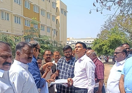 திருப்பூா் அரசு மருத்துவக் கல்லூரி மருத்துவமனையில் புதிதாக கட்டப்பட்டுள்ள புற்றுநோய்  சிகிச்சைப்  பிரிவு  கட்டடத்தை  ஆய்வு  மேற்கொள்ளும்  ஆட்சியா்  மனீஷ்.