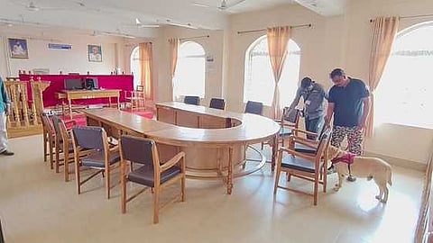  நாகா்கோவில் மாவட்ட நீதிமன்றத்தில் மெட்டல் டிடெக்டா் கருவி, மோப்பநாய் உதவியுடன் சோதனை நடத்திய போலீஸாா். 