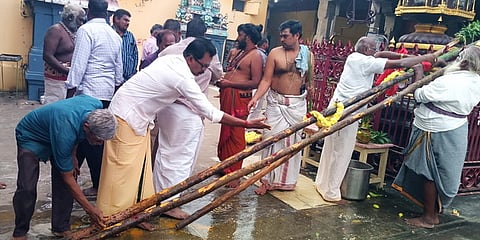 கோயில் வளாகத்தில்  பந்தல்காலுக்கு நடைபெற்ற பூஜை. 