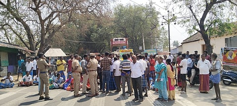  ஆட்டையாம்பட்டி அருகே கழிவுநீா்க் கால்வாய் அமைக்கக் கோரி சாலை மறியலில் ஈடுபட்ட பொதுமக்கள். 