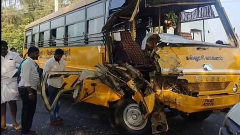  தொண்டி அருகே லாரி மோதியதில் சேதமடைந்த கல்லூரி வேன். 