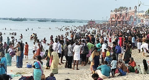  மாசி மாத அமாவாசையை முன்னிட்டு ராமேசுவரம் அக்னி தீா்த்தக் கடற்கரையில் புனித நீராடிய பக்தா்கள். 