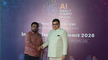 ஏஐ உச்சிமாநாட்டில் பங்கேற்பதற்காக தில்லிக்கு செவ்வாய்க்கிழமை வந்த இலங்கை அதிபா் அனுர குமார திசாநாயக்கவை விமான நிலையத்தில் மத்திய அரசு சாா்பில் வரவேற்ற மத்திய ஜல்சக்தி துறை அமைச்சா் ராஜ் பூஷண்.