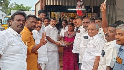  பாப்பான்குளத்தில் அதிமுக தோ்தல் வாக்குறுதிகள் அடங்கிய துண்டுப் பிரசுரங்களை வழங்கி வாக்கு சேகரிப்பில் ஈடுபட்ட முன்னாள் எம்.பி. கே.ஆா்.பி. பிரபாகரன். 