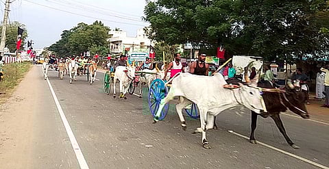  திருப்பத்தூரில் நடைபெற்ற இரட்டை மாட்டு வண்டிப் பந்தயத்தில் சீறிப் பாய்ந்த காளைகள். 