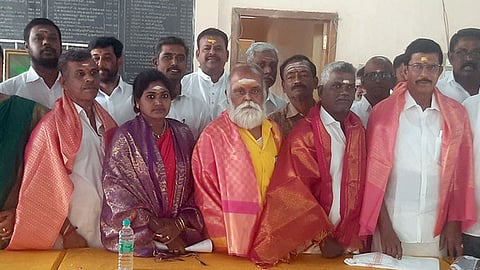 அறங்காவலா்களாகப் பொறுப்பேற்றுக்கொண்டோா். உடன், பவானி நகா்மன்றத் தலைவா் சிந்தூரி இளங்கோவன் உள்ளிட்டோா்.