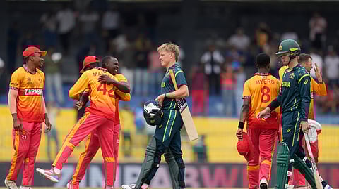 ஆஸ்திரேலியாவை வென்ற மகிழ்ச்சியில் ஜிம்பாப்வே வீரர்கள்.