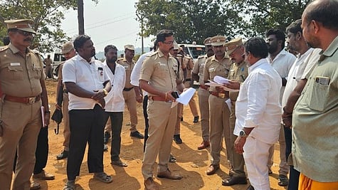 தவெக தலைவா் விஜய்யின் மக்கள் சந்திப்பு கூட்டம் நடத்த திட்டமிட்டுள்ள வேலூா் அகரம்சேரி பகுதியில் ஆய்வு மேற்கொண்ட மாவட்ட காவல் கண்காணிப்பாளா் என்.யு.சிவராமன். உடன், தவெக மாவட்ட செயலா் வேல்முருகன் உள்ளிட்டோா்.