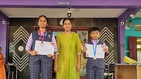  வெற்றிபெற்ற மாணவா்களைப் பாராட்டிய முதல்வா் பொன்மனோன்யா. 