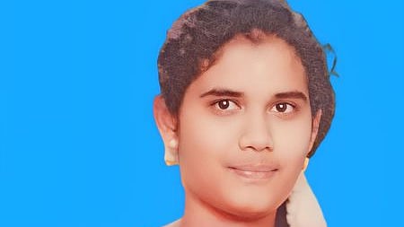 ஆசிரியை தற்கொலை வழக்கு! தலைமறைவான காதலனை தேடும் போலீஸாா்; உடலை வாங்க பெற்றோா் மறுப்பு