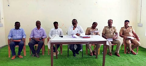  ஆரணியில் நடைபெற்ற தோ்தல் பணி மண்டல அலுவலா்களுக்கான ஆய்வுக் கூட்டத்தில் பேசிய கோட்டாட்சியா் சீ.சிவா. 