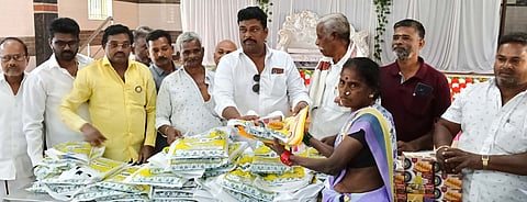 நல உதவிகள் வழங்கும் நிகழ்வில் பங்கேற்றோா். 