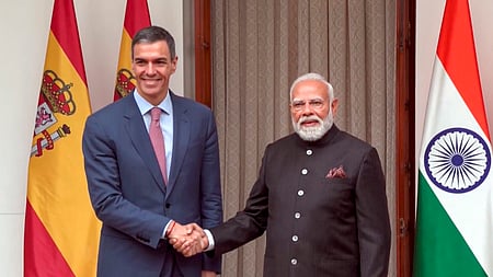 தில்லியில் பிரதமா் மோடியை புதன்கிழமை சந்தித்துப் பேசிய ஸ்பெயின் அதிபா் பெட்ரோ சான்சேஸ். ~தில்லியில் புதன்கிழமை பிரதமா் மோடி உடனான சந்திப்பில் கூகுள் நிறுவன தலைமைச் செயல் அதிகாரி சுந்தா் பிச்சை.