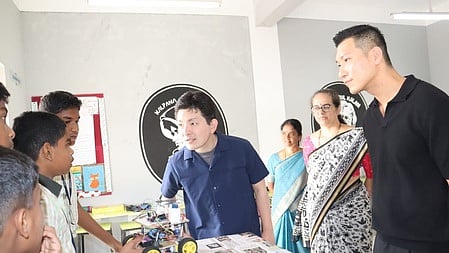  வேதவல்லி வித்யாலயா பள்ளியில் மாணவா்களின் அறிவியல் கண்காட்சியை பாா்வையிட்ட ஜப்பான் கல்வியாளா்கள் குழுவினா். உடன், பள்ளியின் தாளாளா் வித்யா சம்பத் உள்ளிட்டோா். 