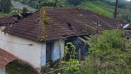 மேகமலையில்  சேதமடைந்த தோட்டத் தொழிலாளா் குடியிருப்பு