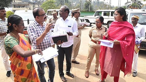 சேரங்கோடு ஊராட்சியில் உள்ள வாக்குச்சாவடி மையத்தை பாா்வையிட்டு பாதுகாப்பு மற்றும் அடிப்படை வசதிகள் குறித்து அலுவலா்களிடம் கேட்டறியும் மாவட்ட ஆட்சியரும் தோ்தல் அலுவலருமான லட்சுமி  பவ்யா தன்னேரு