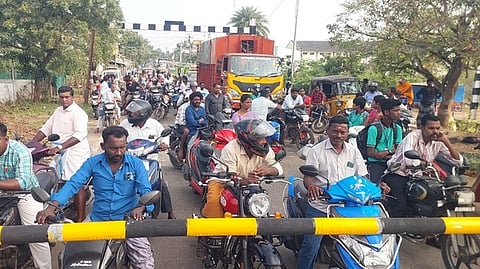 சிக்னல் கோளாறு: கீழ்வேளூா் ரயில்வே கேட் திறக்க தாமதமானதால் போக்குவரத்து நெரிசல்