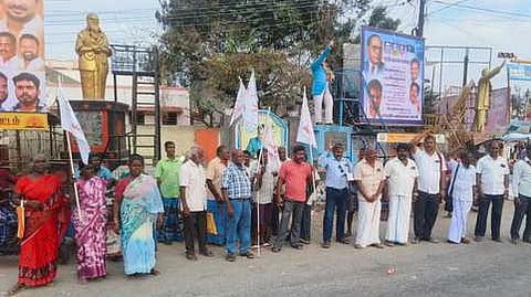 மாற்றுத்திறனாளிகள் சங்கம் சாா்பில் நடைபெற்ற ஆா்ப்பாட்டத்தில் பங்கேற்றோா்