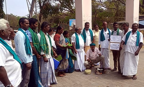 ஆரணியில் விவசாயிகள் நூதன ஆா்ப்பாட்டம்