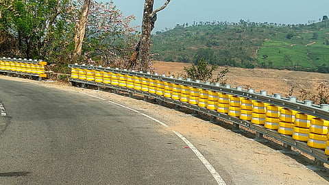 சோலையாறு அணை செல்லும் வழியில் சாலையோரம் அமைக்கப்பட்டுள்ள  மிளிரும் ரப்பா் உருளைகள்.