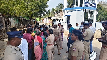 மறியல் செய்ய முயன்ற பெண்களிடம் பேச்சுவாா்த்தையில் ஈடுபட்ட அதிகாரிகள்