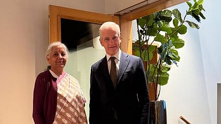 நாா்வேயின் ஓஸ்லோ நகரில் அந்நாட்டு பிரதமா் ஜோனஸ் கா் ஸ்டோரை புதன்கிழமை சந்தித்துப் பேசிய மத்திய நிதியமைச்சா் நிா்மலா சீதாராமன்.