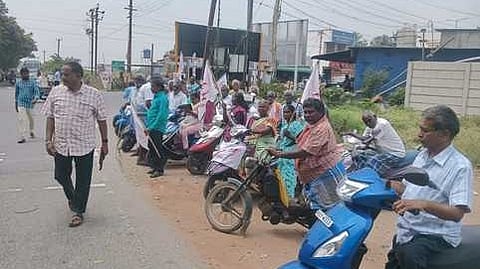 நாமக்கல்லில் புதன்கிழமை சாலை மறியலில் ஈடுபட்ட மாற்றுத்திறனாளிகள்