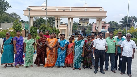 மயிலாடுதுறை மாவட்ட ஆட்சியரகத்துக்கு மனு அளிக்க வந்த மகாதானபுரம் மக்கள்