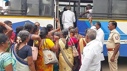 விருத்தாசலத்தில் மறியலில் ஈடுபட்ட சத்துணவு மற்றும் அங்கன்வாடி சங்க கூட்டமைப்பினரை கைது செய்து வாகனத்தில் ஏற்றும் போலீஸாா்