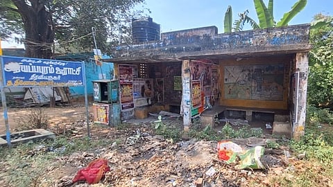 சேதமடைந்த திரவிய நகா் பேருந்து நிறுத்தம்