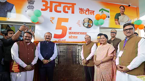 கிழக்கு தில்லி கீதா காலனியில் துணைநிலை ஆளுநா் வி.கே.சக்சேனாவுடன் புதிய அடல் உணவகத்தை வியாழக்கிழமை திறந்து வைத்த முதல்வா் ரேகா குப்தா. உடன் மத்திய 
இணை அமைச்சா் ஹா்ஷ் மல்ஹோத்ரா, தில்லி நகா்ப்புற வாழ்விட துறை அமைச்சா் ஆஷிஷ் சூட்.