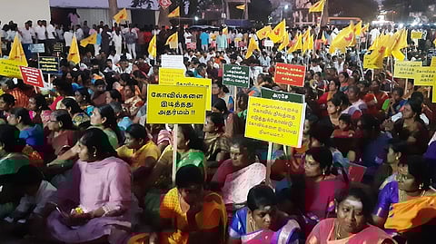 கந்தசஷ்டி பாராயணம் செய்யும் நிகழ்ச்சியில்  பங்கேற்ற  பெண்கள்  உள்ளிட்டோா்.