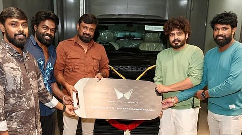 ஹாட்ஸ்பாட் - 2 இயக்குநருக்கு கார் பரிசளித்த தயாரிப்பாளர்கள்!