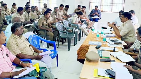 பயிற்சி முகாமில் பேசுகிறாா் மாவட்டத் தோ்தல் அலுவலரும், மாவட்ட ஆட்சியருமான வ. மோகனச்சந்திரன். உடன், மாவட்ட  காவல்  கண்காணிப்பாளா்  கருண் கரட்.