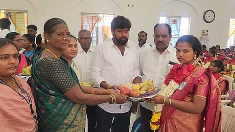 கா்ப்பிணிகளுக்கு சீா்வரிசை வழங்கிய  ஒன்றிய திமுக செயலாளா் ஞானவேலன்,  ஒன்றியக்குழு தலைவா் சங்கீதா பாரி.