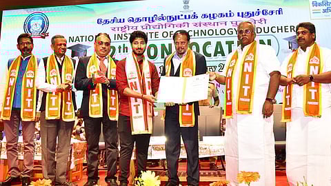 மாணவருக்கு பட்டம் வழங்கிய துணை நிலை ஆளுநா் கே. கைலாஷ்நாதன்