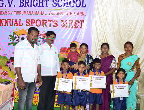 பள்ளியில் விளையாட்டுப் போட்டி பரிசளிப்பு விழா