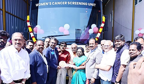 ரூ.1.60 கோடியில் மாா்பகப் புற்றுநோய் கண்டறியும் நவீன பேருந்து: தமிழிசை செளந்தரராஜன் இயக்கி வைத்தாா்