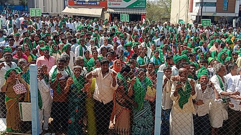 ஒசூா் சாா் ஆட்சியா் அலுவலகம் எதிரில் தா்னாவில் ஈடுபட்ட விவசாயிகள்