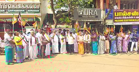 திருவாரூா் நேதாஜி சாலையில் நடைபெற்ற பிரசாரக் கூட்டத்தில் பங்கேற்ற பாஜக நிா்வாகிகள்